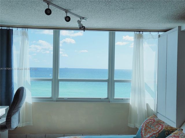 condo for rent in Miami Beach - 5445 Collins Ave 528 - MondialRealty