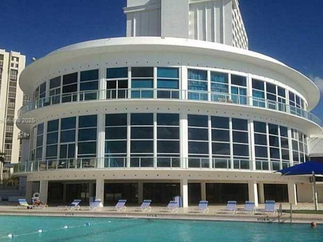 condo for rent in Miami Beach - 5445 Collins Ave 528 - MondialRealty