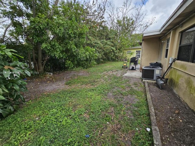 4-bedroom home for sale in Fort Lauderdale - 1817 NW 25th Ave - MondialRealty