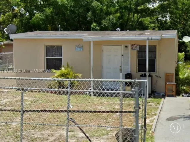 4-bedroom home for sale in Fort Lauderdale - 1817 NW 25th Ave - MondialRealty