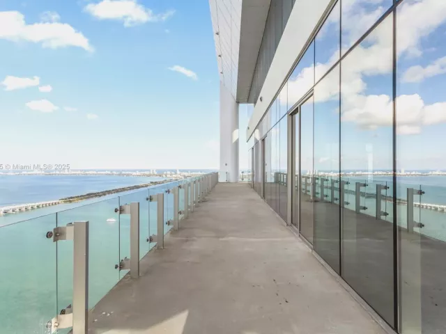 3-bedroom condo for sale in Miami - 700 NE 26th Terrace PH-5701 - MondialRealty
