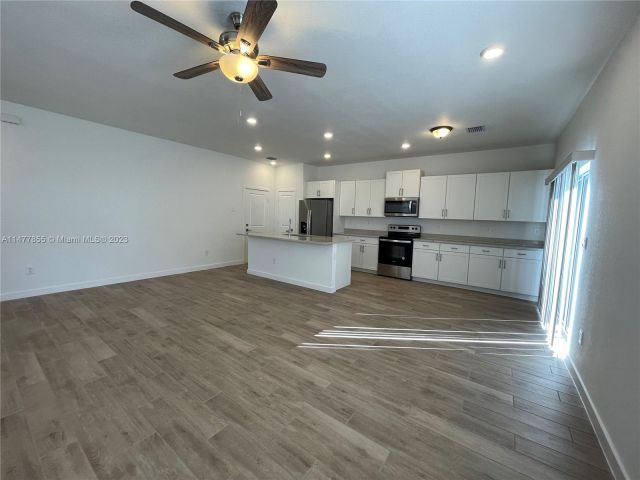 Home for rent at 763 SE 17th St - photo 4580976
