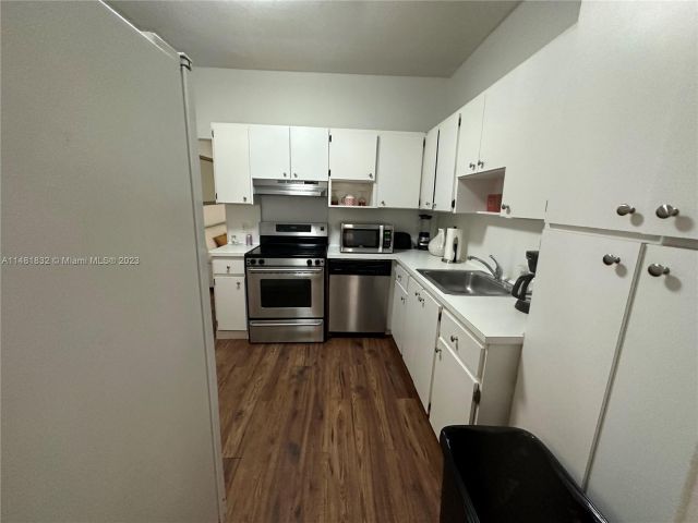 Home for rent at 102 NW 33rd St - photo 4616689
