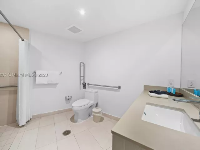 2-bedroom condo for rent in Hollywood - 4111 S Ocean Dr 1406 - MondialRealty