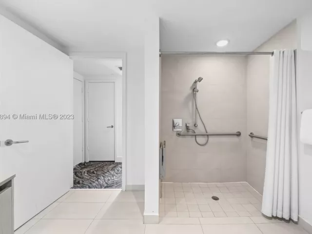 2-bedroom condo for rent in Hollywood - 4111 S Ocean Dr 1406 - MondialRealty