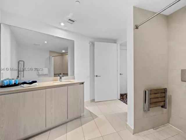 2-bedroom condo for rent in Hollywood - 4111 S Ocean Dr 1406 - MondialRealty