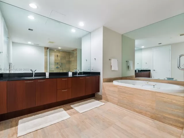 Apartment for rent  Unit #1702 - photo 4650550