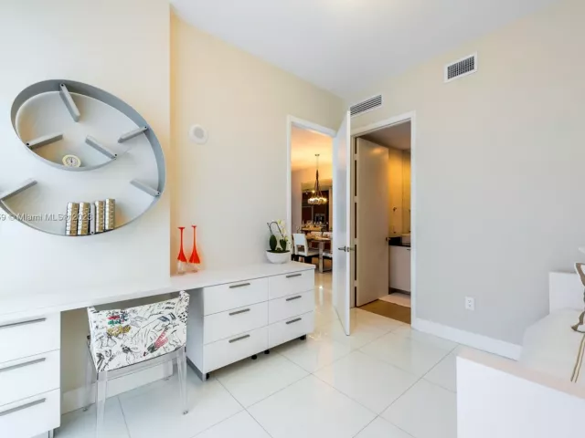 Apartment for rent  Unit #1702 - photo 4650552