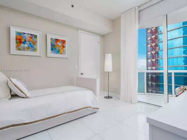 Apartment for rent  Unit #1702 - photo 4650553