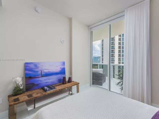 Apartment for rent  Unit #1702 - photo 4650555