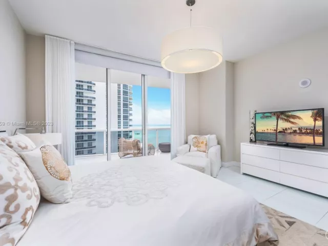 Apartment for rent  Unit #1702 - photo 4650559