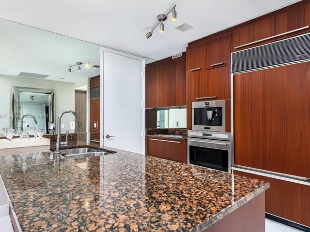 Apartment for rent  Unit #1702 - photo 4650543