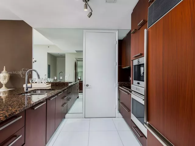 Apartment for rent  Unit #1702 - photo 4650544