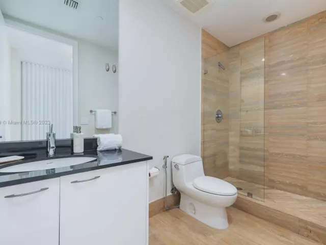 Apartment for rent  Unit #1702 - photo 4650547