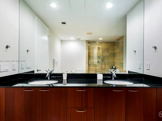 Apartment for rent  Unit #1702 - photo 4650549