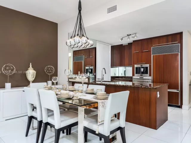 Apartment for rent  Unit #1702 - photo 4650541