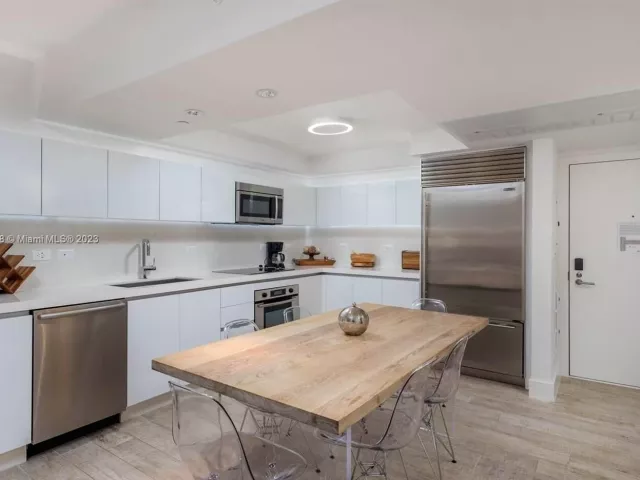 1-bedroom condo for rent in Miami Beach - 102 24th St 1412 - MondialRealty