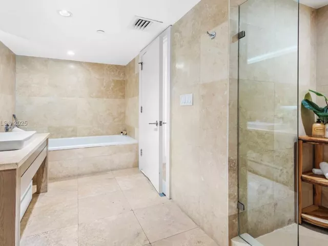 1-bedroom condo for rent in Miami Beach - 102 24th St 1412 - MondialRealty