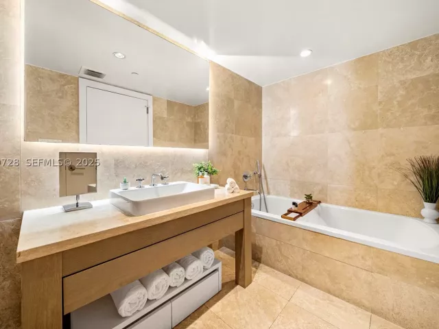 1-bedroom condo for rent in Miami Beach - 102 24th St 1412 - MondialRealty