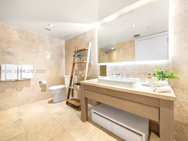 1-bedroom condo for rent in Miami Beach - 102 24th St 1412 - MondialRealty