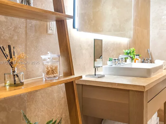 1-bedroom condo for rent in Miami Beach - 102 24th St 1412 - MondialRealty