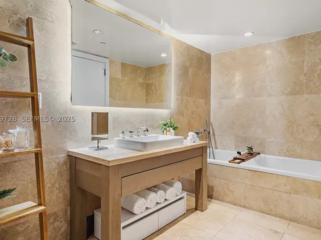 1-bedroom condo for rent in Miami Beach - 102 24th St 1412 - MondialRealty