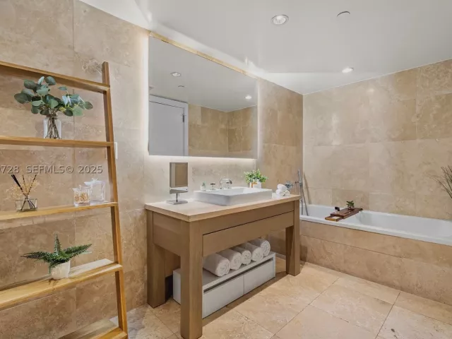 1-bedroom condo for rent in Miami Beach - 102 24th St 1412 - MondialRealty