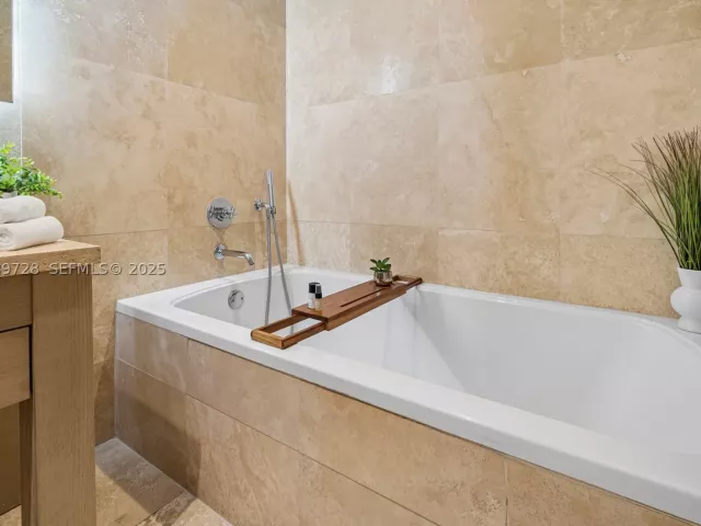 1-bedroom condo for rent in Miami Beach - 102 24th St 1412 - MondialRealty
