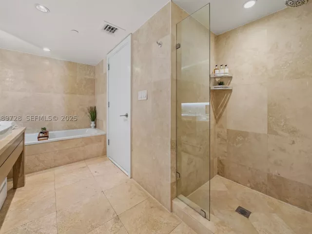 1-bedroom condo for rent in Miami Beach - 102 24th St 1412 - MondialRealty
