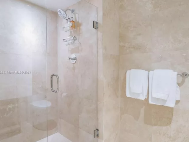 1-bedroom condo for rent in Miami Beach - 102 24th St 1412 - MondialRealty