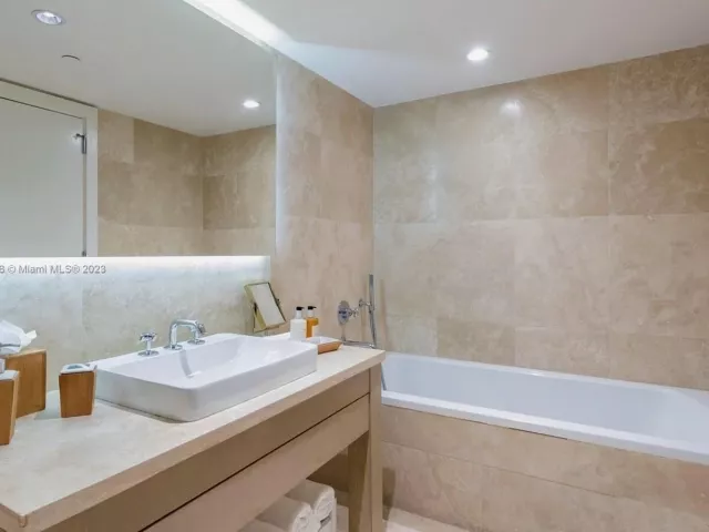 1-bedroom condo for rent in Miami Beach - 102 24th St 1412 - MondialRealty