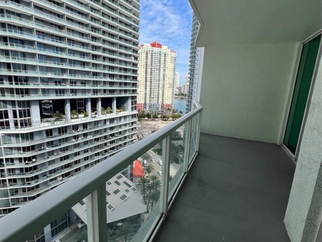1-bedroom condo for sale in Miami - 218 SE 14th Street 1806 - MondialRealty
