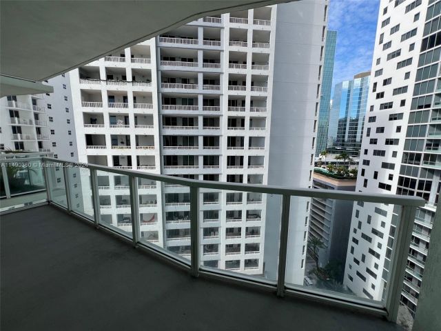 1-bedroom condo for sale in Miami - 218 SE 14th Street 1806 - MondialRealty