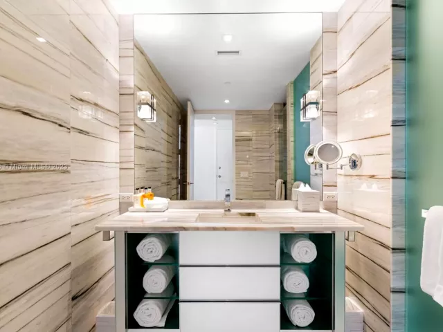 condo for rent in Miami Beach - 2201 Collins Ave 1226 - MondialRealty