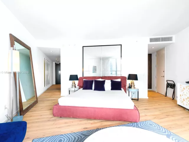 condo for rent in Miami Beach - 2201 Collins Ave 1226 - MondialRealty