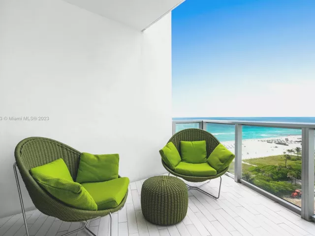 condo for rent in Miami Beach - 2201 Collins Ave 1226 - MondialRealty