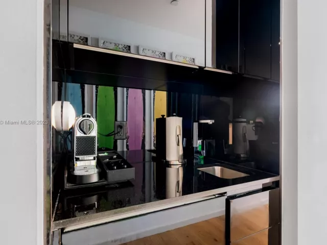 condo for rent in Miami Beach - 2201 Collins Ave 1226 - MondialRealty