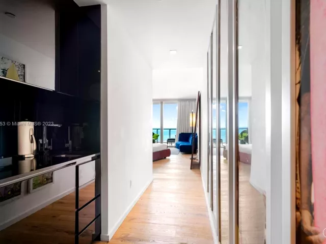 condo for rent in Miami Beach - 2201 Collins Ave 1226 - MondialRealty