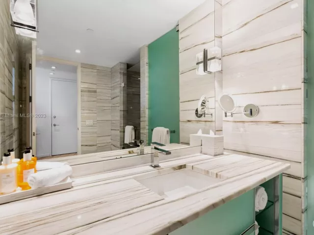 condo for rent in Miami Beach - 2201 Collins Ave 1226 - MondialRealty