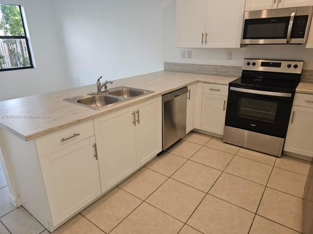 Home for rent at 607 NE 208th Ter 607 - photo 5352188