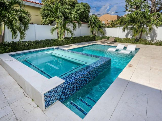 Home for sale at 1535 Hollywood Blvd - photo 4712138