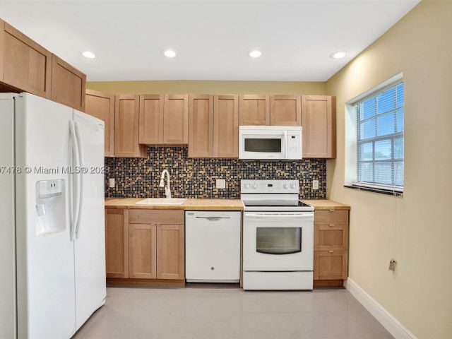3-bedroom home for sale in Hollywood - 210 N 72nd Ave - MondialRealty