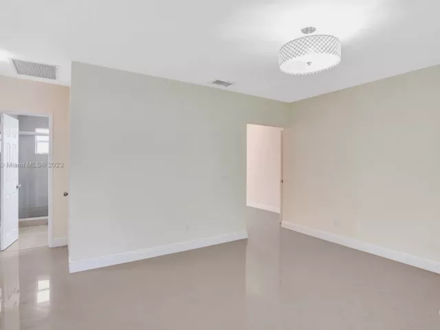 3-bedroom home for sale in Hollywood - 210 N 72nd Ave - MondialRealty