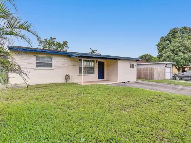 3-bedroom home for sale in Hollywood - 210 N 72nd Ave - MondialRealty