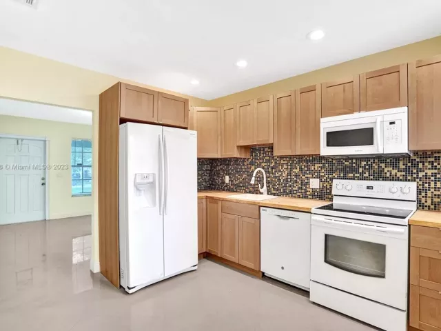 3-bedroom home for sale in Hollywood - 210 N 72nd Ave - MondialRealty