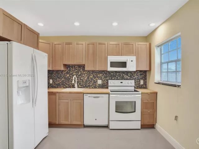 3-bedroom home for sale in Hollywood - 210 N 72nd Ave - MondialRealty