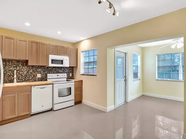 3-bedroom home for sale in Hollywood - 210 N 72nd Ave - MondialRealty