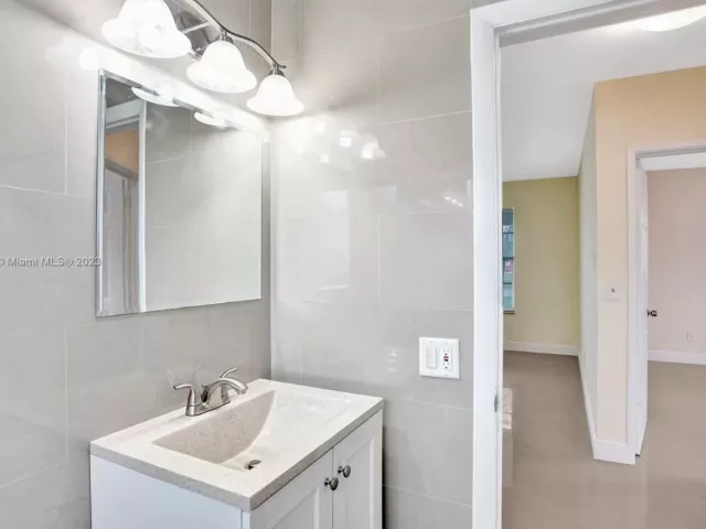 3-bedroom home for sale in Hollywood - 210 N 72nd Ave - MondialRealty