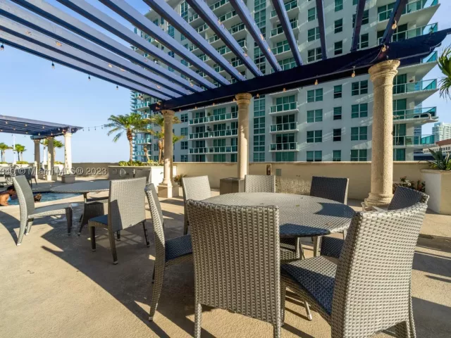 1-bedroom condo for rent in Miami - 1200 Brickell Bay Dr 3619 - MondialRealty