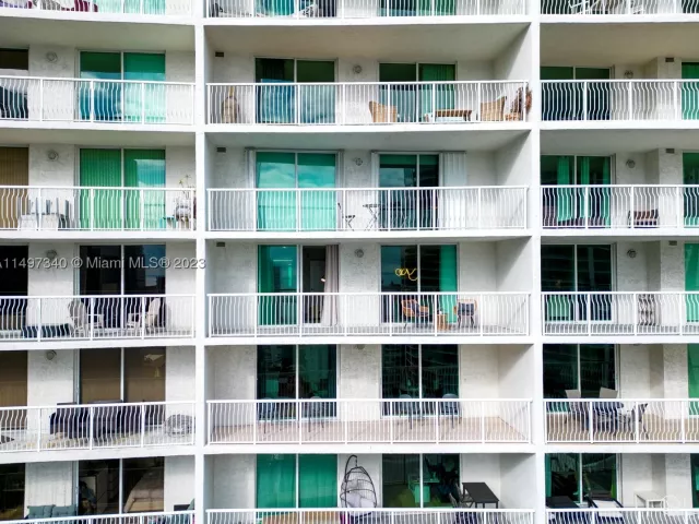 1-bedroom condo for rent in Miami - 1200 Brickell Bay Dr 3619 - MondialRealty